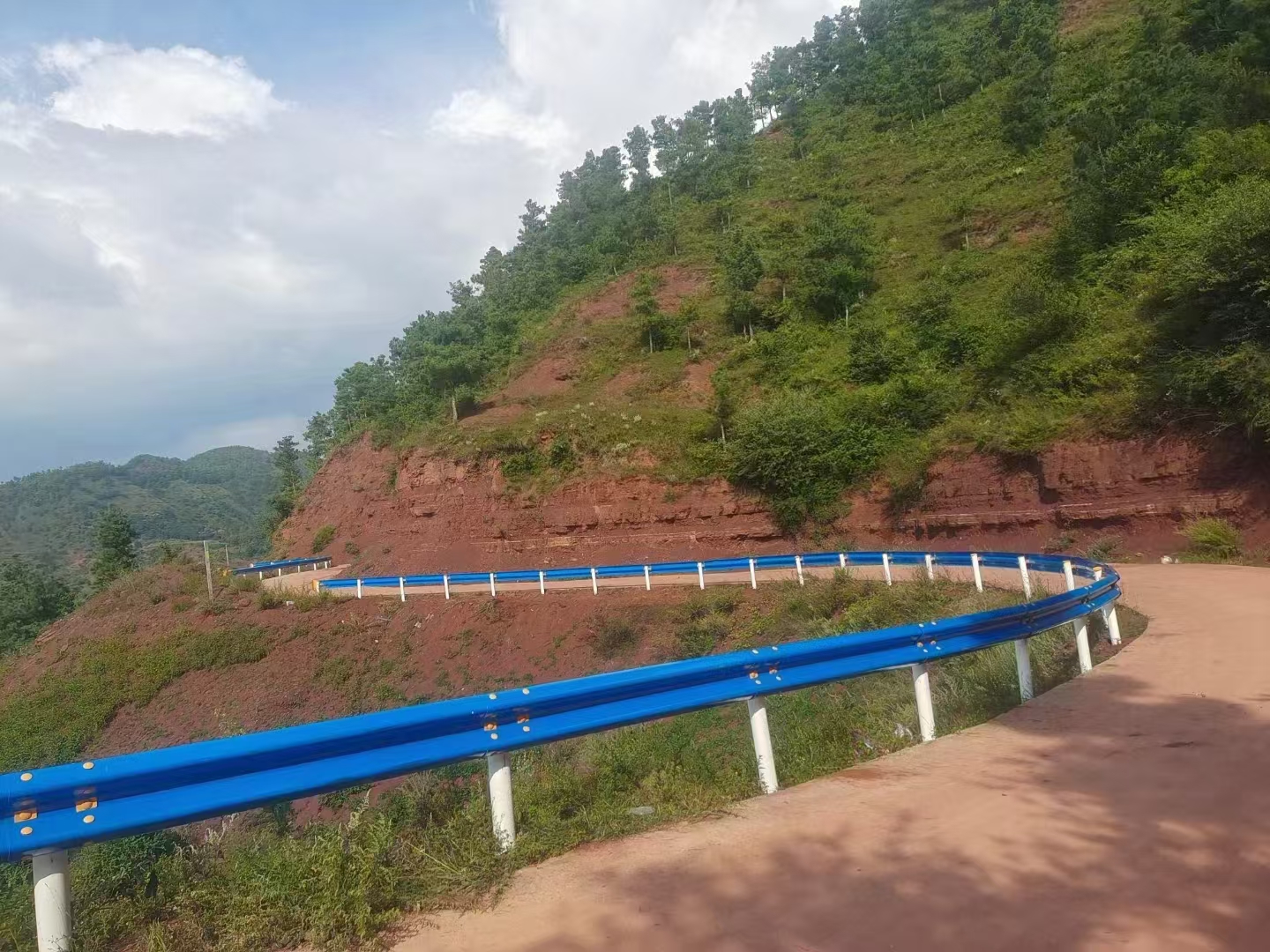 丹东市道路防撞护栏波形梁护栏 - 哪里好